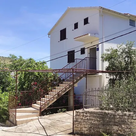 Apartman Beautiful In Okrug Gornji With Wifi Trogir