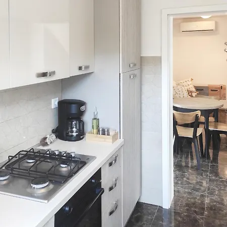 Apartman Beautiful In Okrug Gornji With Wifi *