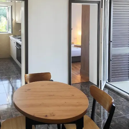 Beautiful In Okrug Gornji With Wifi Apartman Trogir
